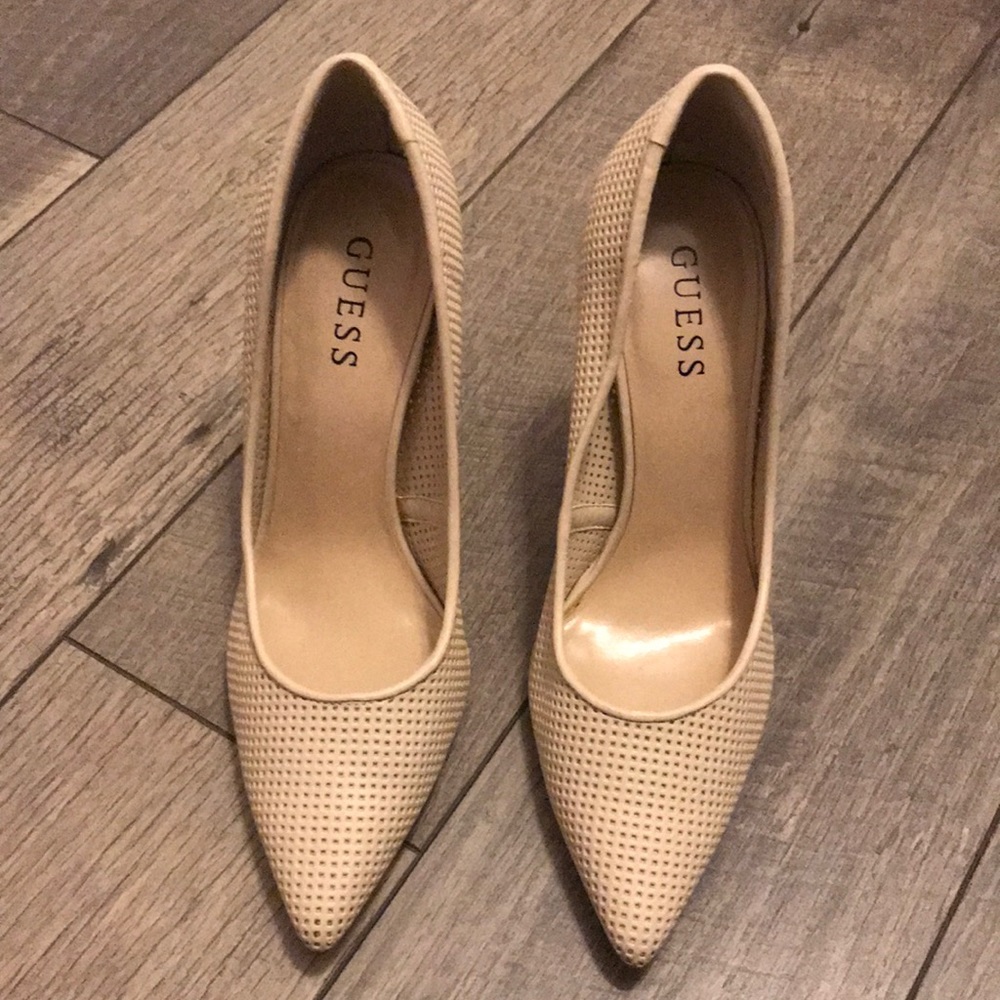 Nude pumps